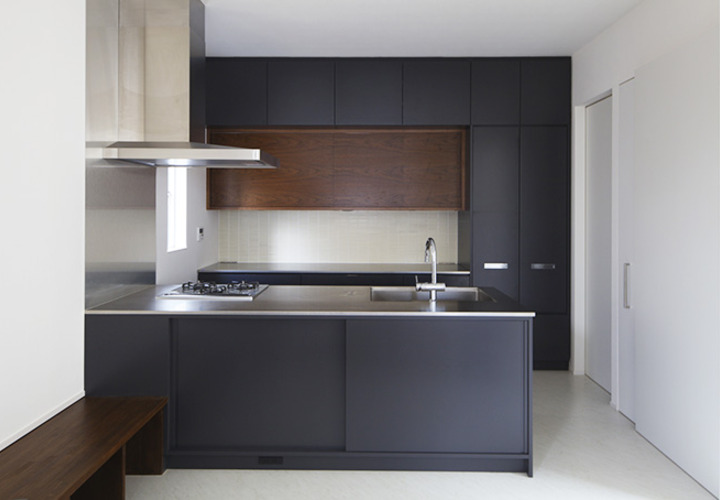 ブラックと木目を組み合わせたシックなキッチン