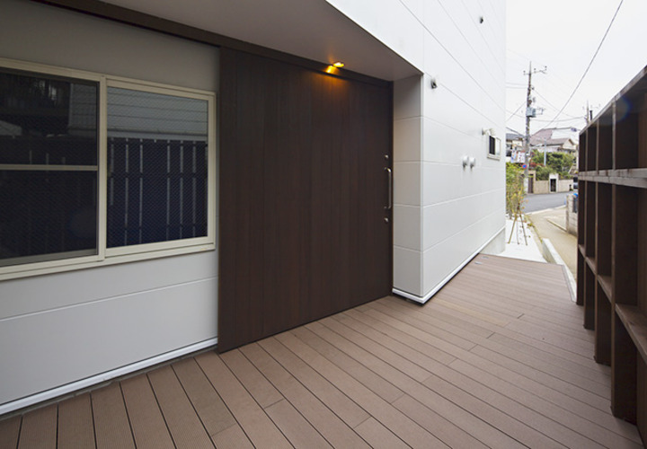 広々とした玄関前ウッドデッキ