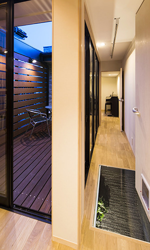 ライトコートがあることで通路の狭さを感じない