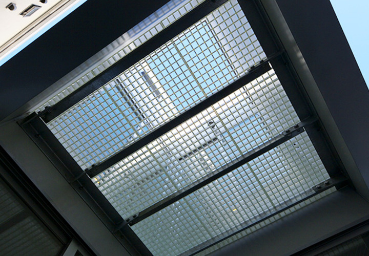 光を届ける格子窓
