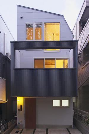 鵜の木の吹抜けと半地下書斎のある家