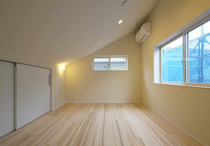 窓のある明るい部屋