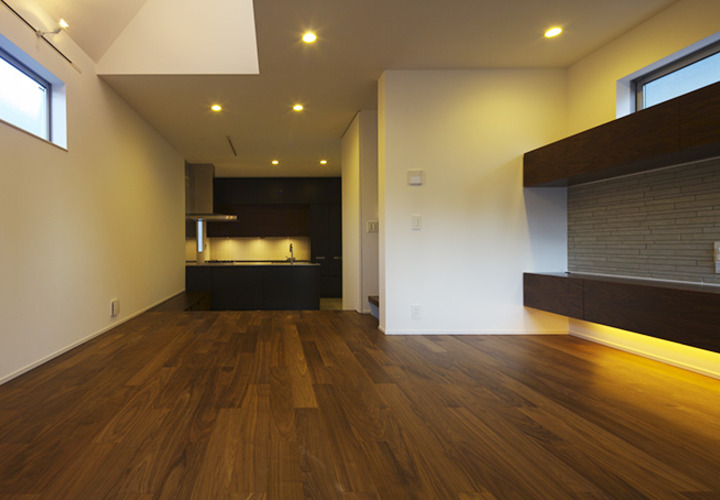 ハイサイドライトから光を取り込む落ち着きあるリビング