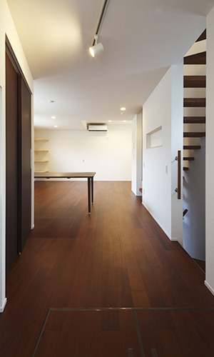 キッチンからリビング・ダイニングを臨む