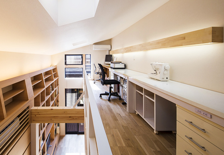 家族との会話も楽しめる吹抜け上のちょうど良いワークスペース