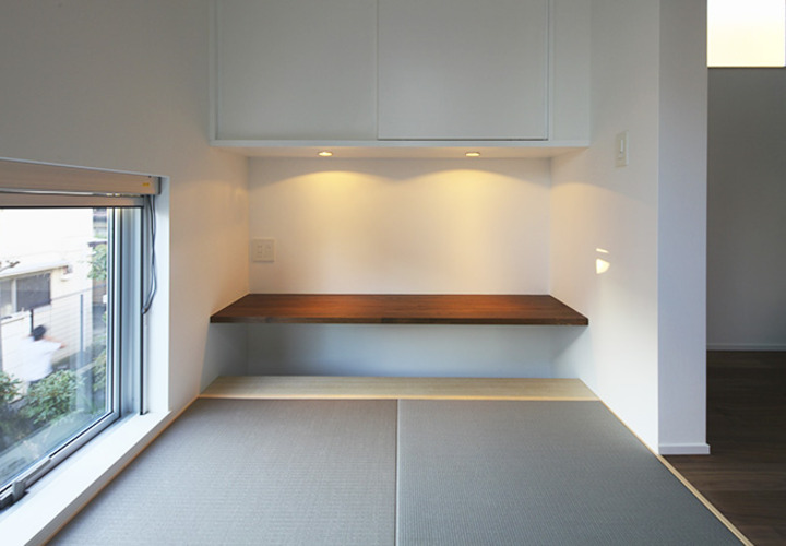 ダウンライトが照らす和室飾り棚