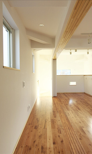 引き戸を開け放つと開放的な大スペースに