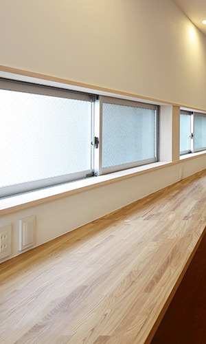 長く伸びる木製カウンター