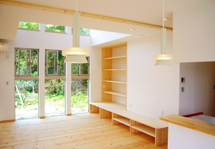 吹き抜け連窓で明るいリビング