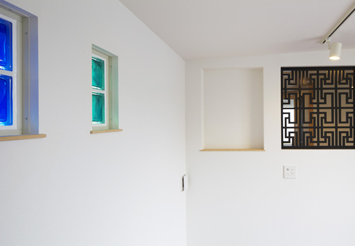 レトロな飾り格子と色ガラスの組み合わせが素敵