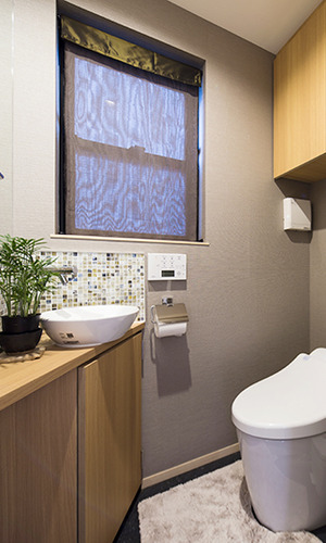 コンパクトながら遊び心のあるモダンなトイレ