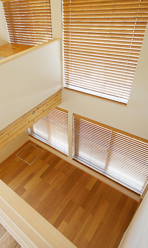 多くの窓と吹き抜けがリビングに開放感を与える