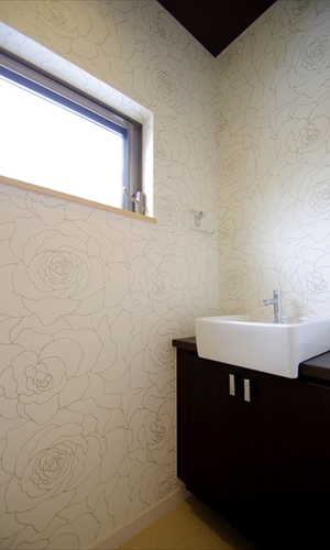 トイレ洗面台　花柄の壁紙