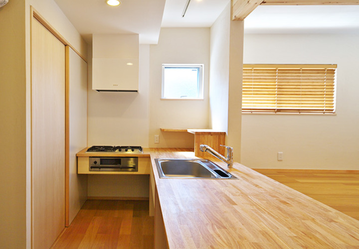 木目カウンターのシンプルなL字キッチン