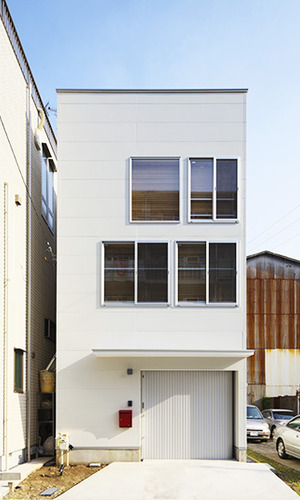 シンプルでモダンな白い外観