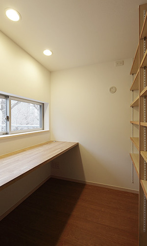 備え付けの棚を備えたカウンタースペース