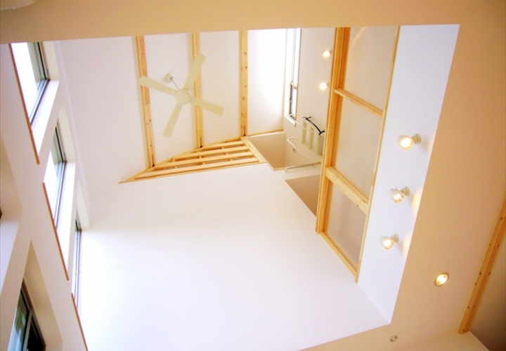 吹き抜けリビング　R天井