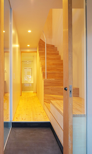 スタイリッシュなガラスの玄関扉が誘う室内