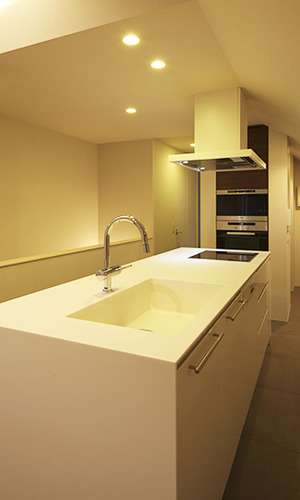 シンプルな白いアイランドキッチン