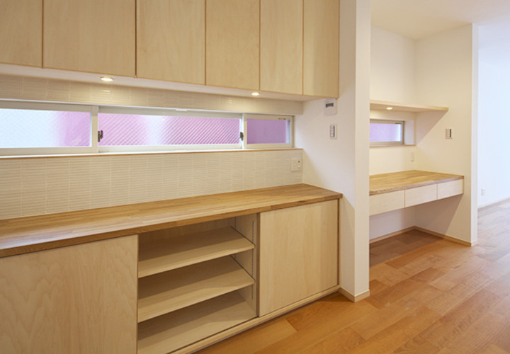 部屋の雰囲気とマッチしたカウンター収納と明るさを添える長窓