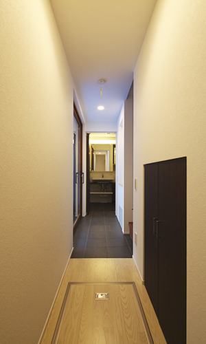 玄関から廊下へ