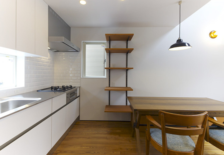 落ち着いた木目調家具が似合うダイニングキッチン