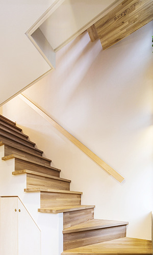 木目が映えるナチュラルな階段