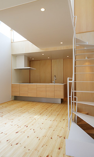 シンプルで洗練されたウッド調のキッチン