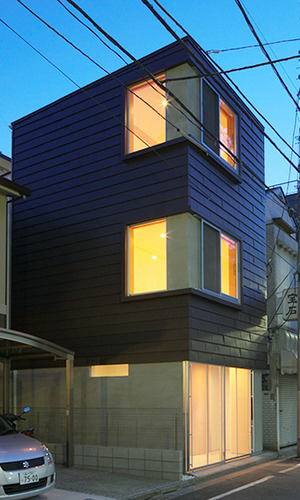 コーナーに設けた窓が横顔もモダンに演出