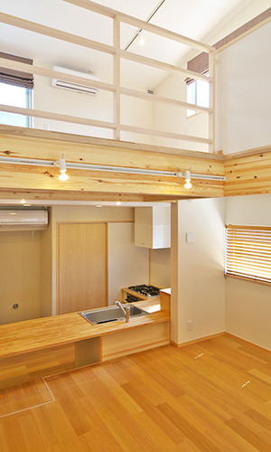 吹き抜けのリビングから３Ｆを見上げる