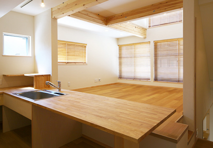 段差によって空間を分けるキッチンからリビング