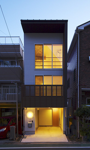 外観は街並に溶け込みながら、洗練された存在感を発揮している