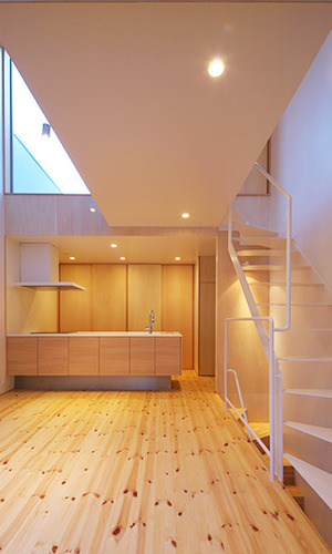 吹き抜けで小ささを感じさせない開放的なLDK