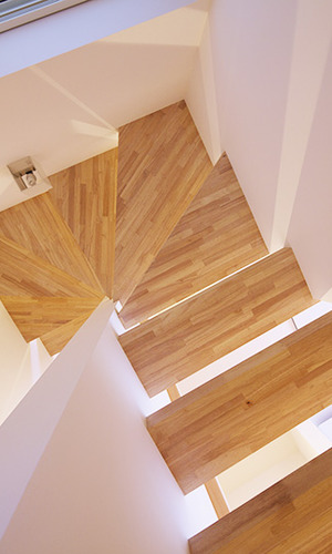 木目が映えるナチュラルな螺旋階段