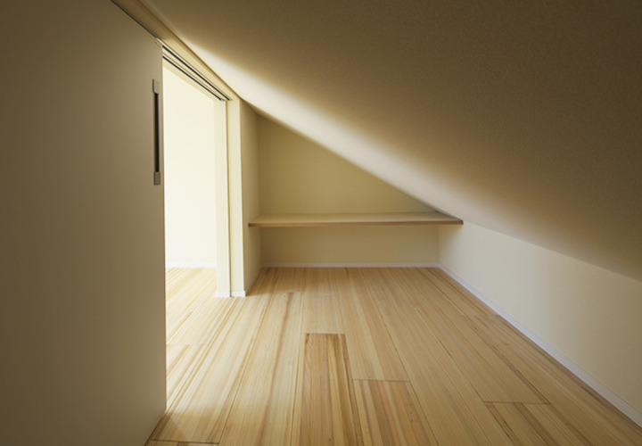 屋根の勾配を有効活用した収納スペース