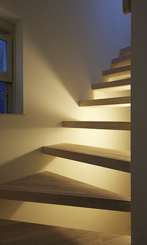 階段下の間接照明が幻想的な雰囲気を作り出す