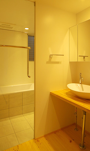 木目があたたかな表情を添える洗面・バスルーム