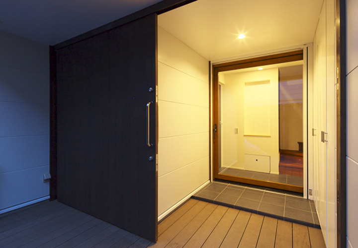 広い引き戸を開けるとガラス戸が