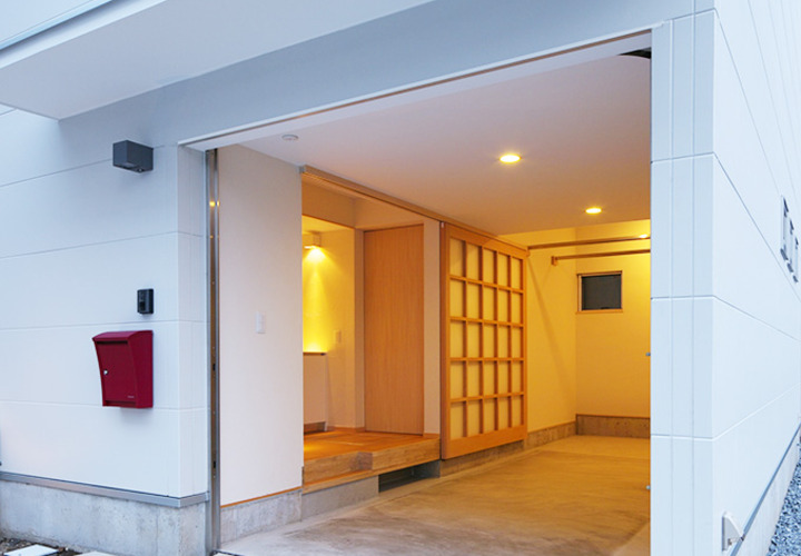 雨の日も安心な１Ｆガレージから玄関