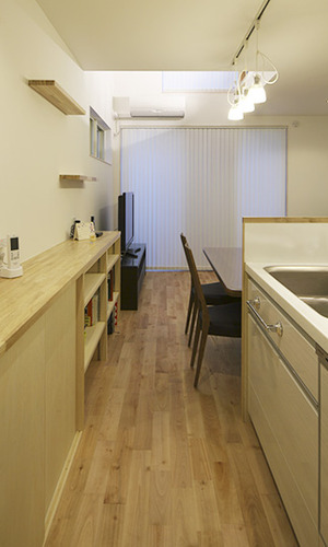 機能的なキッチンとダイニングをつなぐカウンター収納