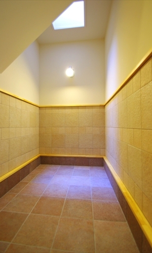 店舗兼用住宅　住宅玄関に広い物置スペース