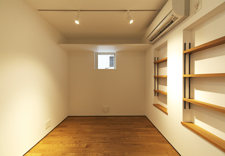 スポットライト照明が照らす寛ぎの部屋