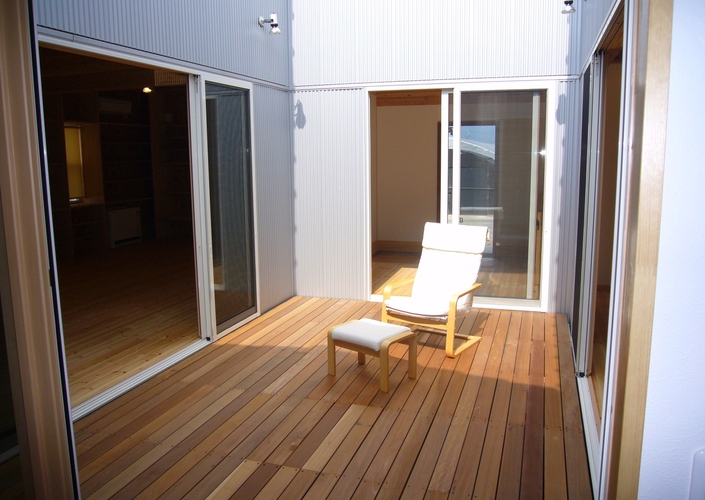 趣味を楽しむ平屋建てコートハウス