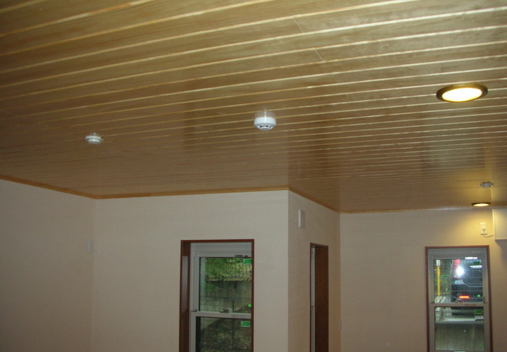 木材を敷き詰めた天井