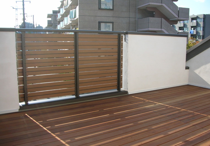 ウッドデッキの開放的なテラス