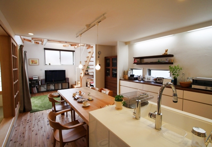 吹抜を通して光がそそぐ明るいＬＤＫ