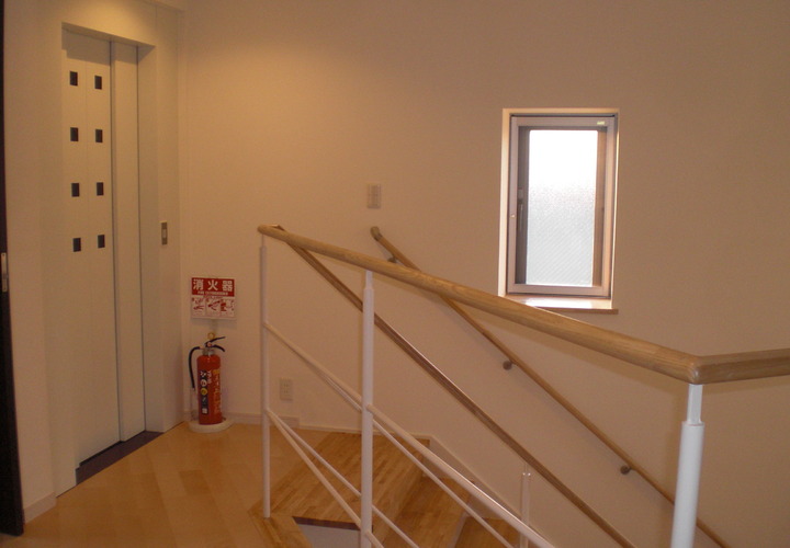 光がたくさん差し込む階段