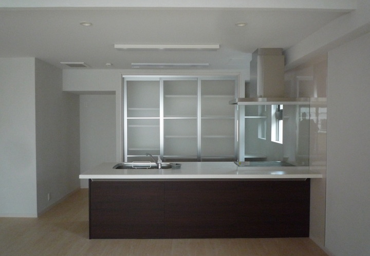 リビングを見渡すキッチン