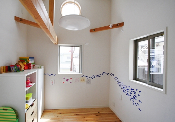 魚が泳ぎ、小鳥が飛んでいる夢いっぱいの子供室