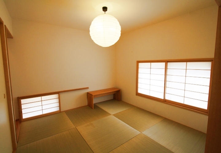 開口部を絞った落ち着く和室空間